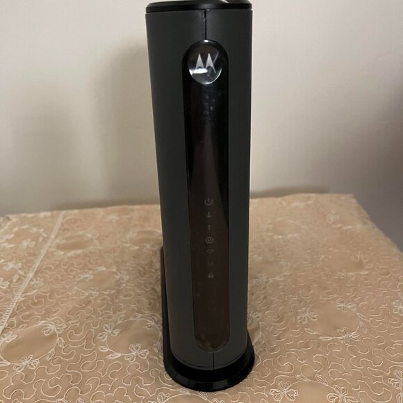 Motorola Cable Modem plus AC1600 Router (Used) - Picture 1 of 4